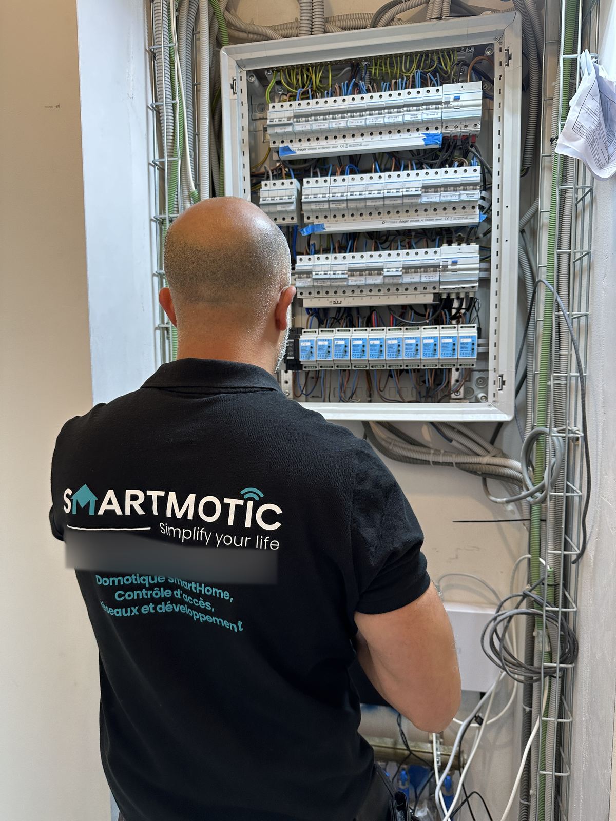 Technicien SmartMotic intervenant sur un tableau électrique