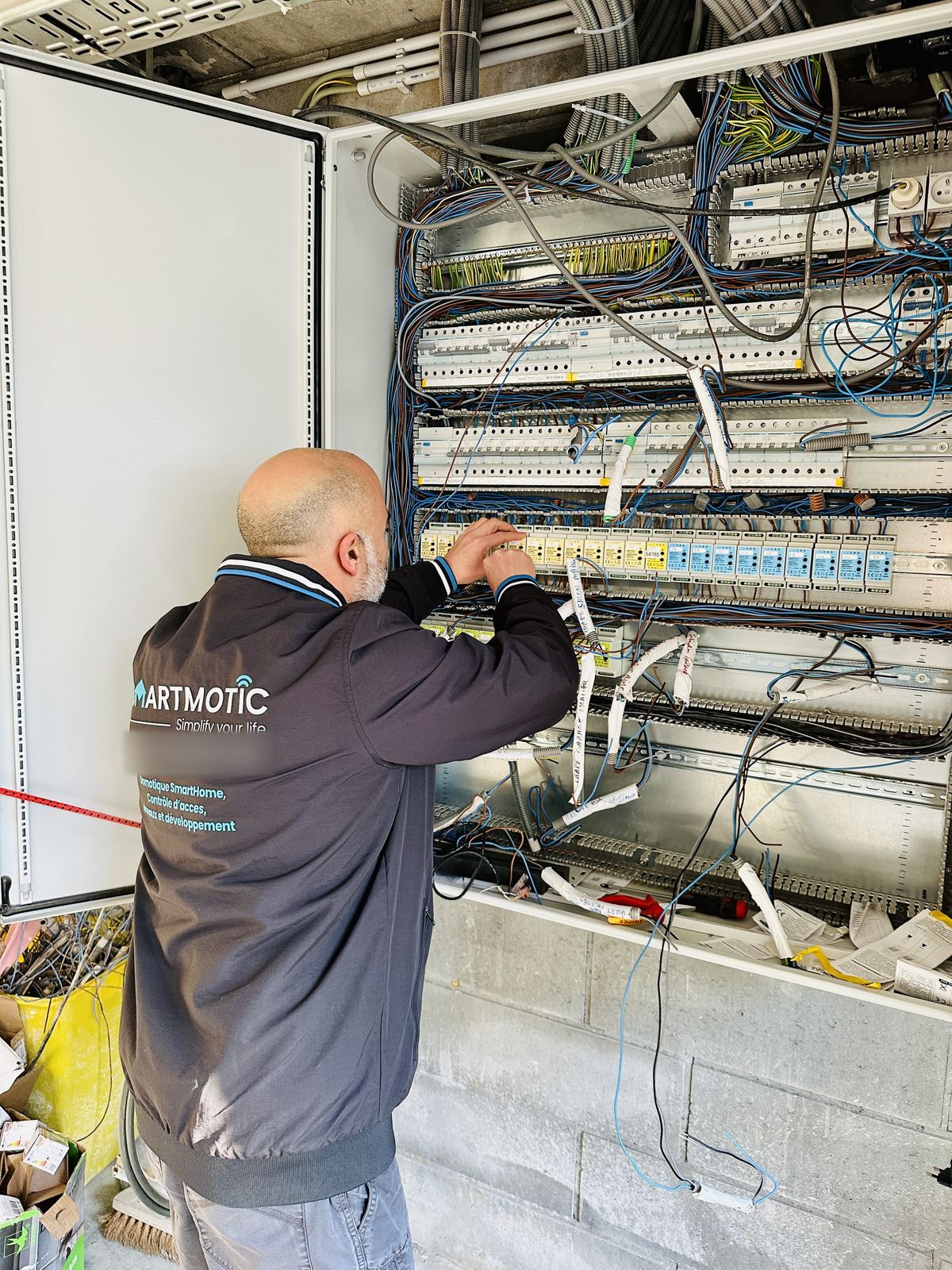 Câblage d'un grand tableau de distribution électrique