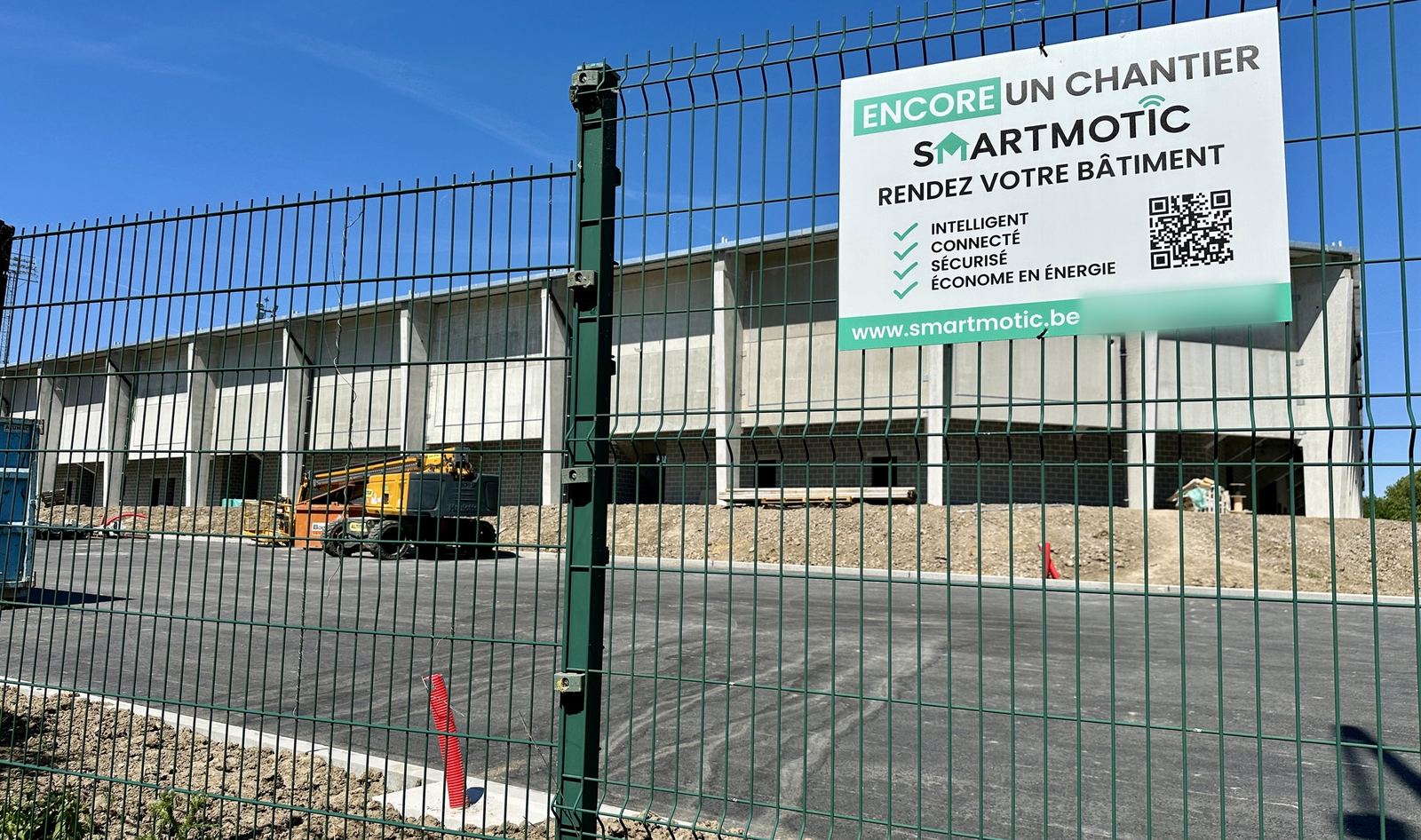 Le stade de la RAAL pendant sa construction, avec le panneau de chantier SmartMotic